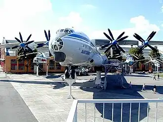 Antonov An-22, face avant.
