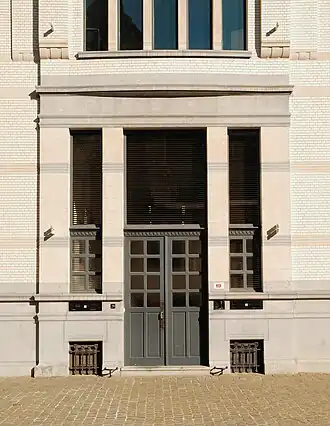 La porte d'entrée et ses hautes impostes.