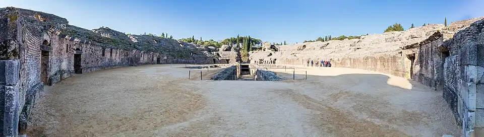 Panorama de l'intérieur de l'arène de l'amphithéâtre.