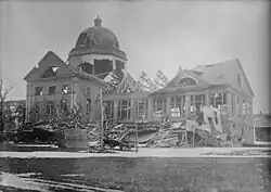Photo noir et blanc d'un grand bâtiment complètement éventré.