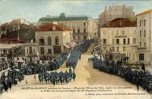 Défilé militaire pendant la première Guerre mondiale du 34e régiment d'infanterie dans la rue Gambetta et sur le pont de l'Hôtel de ville.
