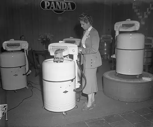 61e&nbsp;Jaarbeurs Utrecht, machine à laver Panda, 1953.