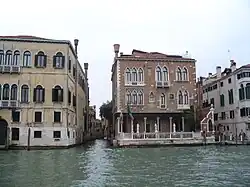 Ce rio débouche sur le Grand Canal entre le petit palais Stern(it) et le palais Moro