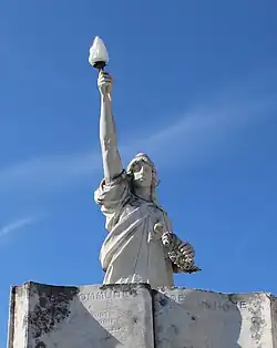 Statue de Marianne brandissant son flambeau.