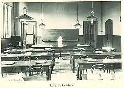 Photographie de la salle de couture du lycée, avec le matériel adéquat.