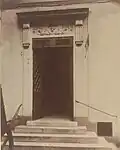 Vue détaillée de la porte de l'escalier nord de l'hôtel de la Roche-Guyon (aile des remises), vers 1910.