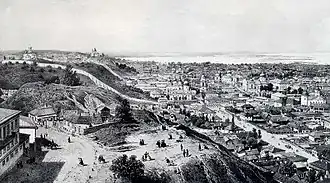 Sur la moitié gauche de cette vue de Podil au xixe&nbsp;siècle, le monastère avec sa clôture montant toute la colline de Zamkova Hora jusqu'à l'église de la Trinité (détruite).