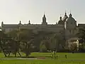 Les bâtiments du monastère avec l'église dominicaine, et au fond la tour trinitaire.