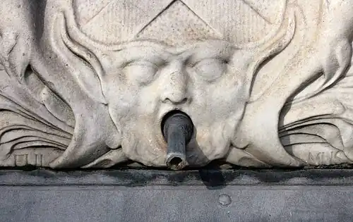 Cracheur avec devise « FUIMUS ».