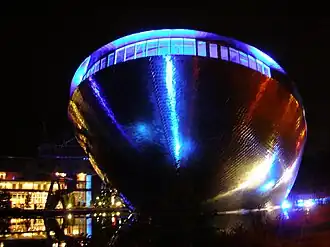Bâtiment de l'exposition permanente la nuit.