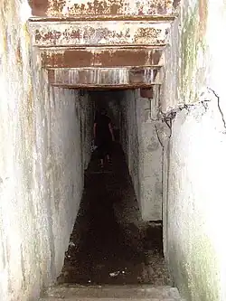 Escalier descendant dans l'abri antiaérien de Hitler (no&nbsp;4 ci-dessus).