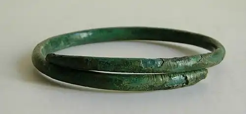 Bracelet d'apparat serpentiforme en bronze « Golasecca II A ».