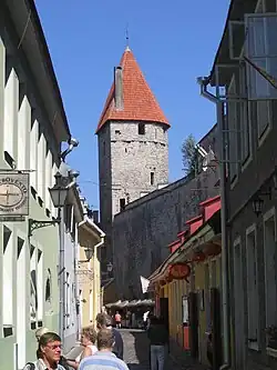 La tour derrière les Moines.