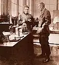 Pierre et Marie Curie dans leur laboratoire vers 1900.