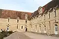Bâtiments perpendiculaires de la cour.