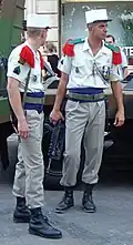 Légionnaires en uniforme. Epaulettes rouges à parement vert.