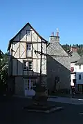 Place, croix, maison ancienne.