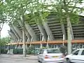 Vue extérieure de la structure en béton armé des tribunes.