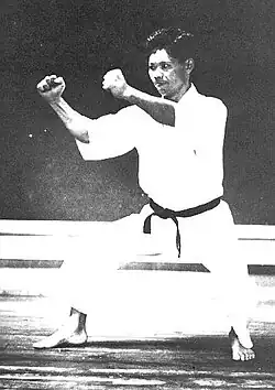 Gigo Funakoshi (troisième fils de Gichin Funakoshi et père du Shotokan moderne), en position Kokutsu Dachi (jambes) et Chudan Kakiwake Uke (bras). On retrouve cette position dans le kata Shotokan Heian Yodan.