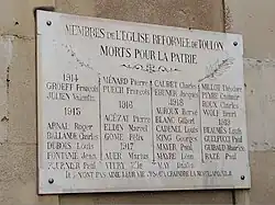 Plaque de marbre avec liste de noms entre 1914 et 1919.