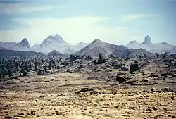 Photo d'une chaîne de montagnes dans un désert aride