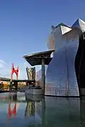 Le musée avec étang, le pont « La Salve » et « Tulips » de Jeff Koons.