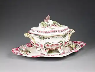 Soupière à couvercle XVIIIe siècle, faïence de Niderviller, Birmingham Museum and Art Gallery.