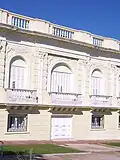 Détails architecturaux d'une des façades du palais Córdoba.