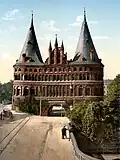La Holstentor de Lübeck, en Allemagne, vers 1900.
