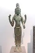 Avalokitesvara (vêtu plus "local" que le suivant). Hoài Nhơn, Bình Định. VIIIe – IXe&nbsp;siècle. Bronze, H. 64&nbsp;cm. MH Vietnam[20]
