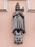 Statue de Frédéric II de Hohenstaufen, portant une colombe, du côté du pont.