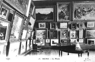 En jaune le musée.