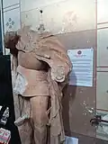 Statue de l'archange Saint Michel. Cette statue du XIVe siècle était placée vraisemblablement au-dessus du portail principal nord. Le portail est détruit au XVIIIe siècle et la statue disparait. Elle est retrouvée en plusieurs morceaux le 27 novembre 2013 lors de travaux d'assainissement devant le portail. Partie en restauration en 2014, elle est présentée à l'église en décembre 2020.