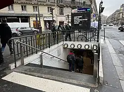 L'accès no&nbsp;3 « Rue des Pyramides ».