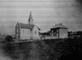 L'église et la cure (actuelle mairie) au début du XXe&nbsp;siècle.