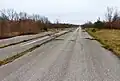 Startbahn 01 mit Explosionskratern auf der linken Seite