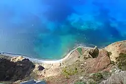 Terrassen und Strand am Fuß der Steilklippe