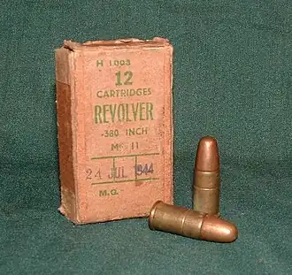 Zwei .380"-Patronen und zugehörige Verpackung aus dem Zweiten Weltkrieg