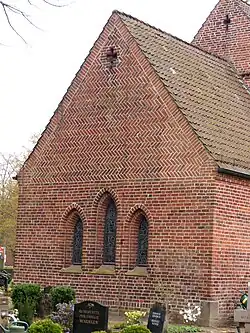 Chorgiebel: Fischgrätmuster, gotische Drei­fenster­gruppe