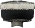 Die Außenhülle des runden Kombinationsfilters besteht aus olivgrün lackiertem Blech und hat ungefähr einen Durchmesser und eine Höhe von je 10&nbsp;cm. An der Oberseite des Filters gelangt durch eine runde Öffnung (ca. 3&nbsp;cm Durchmesser) Außenluft ins Innere. Bei einem Atemzug wird die Luft zuerst durch einen weißen Vliesstoff (ca. 1&nbsp;mm Dicke) gezogen, der in einem Wellenmuster (ca. 2&nbsp;cm Höhe) über den gesamten Querschnitt des Filters ausgelegt ist. In dem Vlies werden feste Partikel aus der Luft gefiltert. Anschließend passiert die Luft eine Schicht aus schwarzem Aktivkohle-Granulat, bestehend aus Zylindern mit ca. 1&nbsp;mm Durchmesser und ca. 5&nbsp;mm Länge. Verschiedene chemische Substanzen in Form von Gasen oder Dämpfen werden von der Aktivkohle absorbiert. Die gereinigte Luft dringt durch eine zweite Öffnung in den Atemanschluss (Umgangssprachlich die „Maske“) ein. Der Filter und der Atemanschluss sind durch ein Rundgewinde mit 40&nbsp;mm Durchmesser (Rd40) miteinander verbunden.