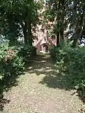 Weg zur Kirche. - Blick nach O.