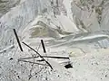 Blick hinab auf Passhöhe und Piste