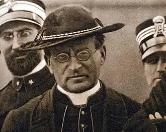 Achille Ratti (der spätere Papst Pius&nbsp;XI.) 1919 als Bischof mit schwarzem Saturno (mit gold-grüner Hutschnur)