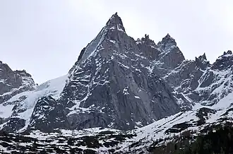 Die Spuren der Felsstürze von 1947 und 1952 sind deutlich als helle Flecken im Gestein zu erkennen.
