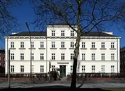 Alida-Schmidt-Stift (Bürgerweide 23) gegründet 1874 von der Kaufmannswitwe Ida Schmidt und seit 1875 im Gebäude von Albrecht Rosengarten, der zu jener Zeit mehrere solcher Stiftsbauten in Hamburg schuf