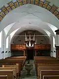 Blick vom Chor in das Schiff und auf die Orgelempore