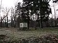 Das Gelände heute, mittig demoliertes Ehrenmal