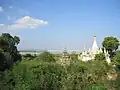 Ruinen im Vordergrund und Brücke über den Irrawaddy im Hintergrund