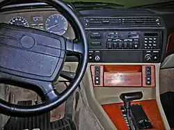BMW 745i, Blick ins Cockpit mit Airbag-Lenkrad