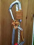 Kurzer Bachmannknoten mit Last am 2. Karabiner